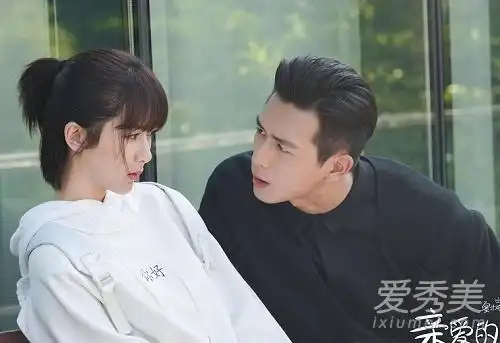 亲爱的热爱的佟年卫衣是什么牌子饰演的是个可爱软萌的女孩