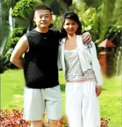 前夫贪污巨款入狱胡洁逍遥法外嫁周立波14年过去近况如何