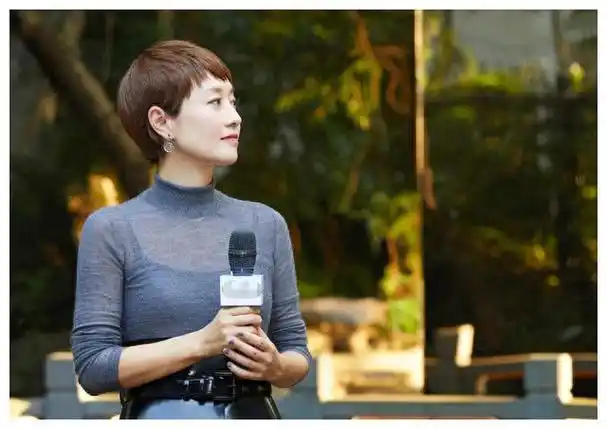 马伊琍近照曝光,头发花白满脸皱纹,挡风被裙子遭网友嘲笑!