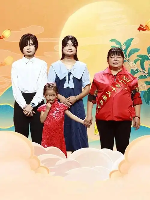 (大埔县罗秀琴家庭↑)罗秀琴坚持热心公益30多年,2011年组建梅州市