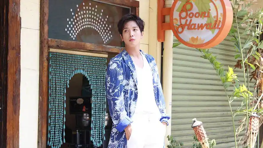 郑容和时尚休闲风街拍大片电脑壁纸壁纸