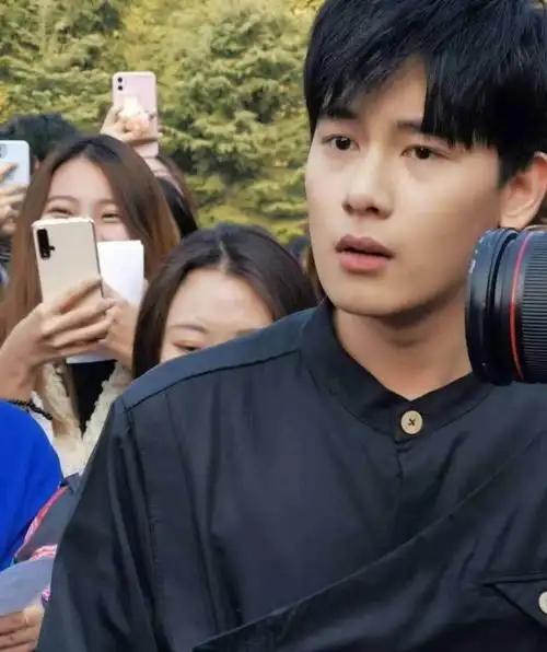 粉丝太热情胡先煦被追着满校园跑被调侃像现实版釜山行