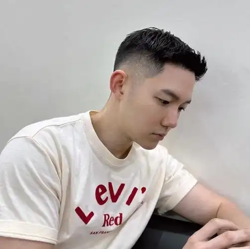 男生过了30岁,剪这些短发型很不错,轻熟帅气