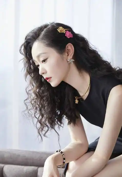 宋轶穿黑裙肤白貌美气质优雅!曼妙曲线身材时尚迷人_长裙_黑色_胳膊