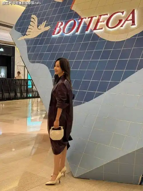 46岁侯佩岑好年轻,一身酒红色皮裙造型,走路都透着优雅与知性!