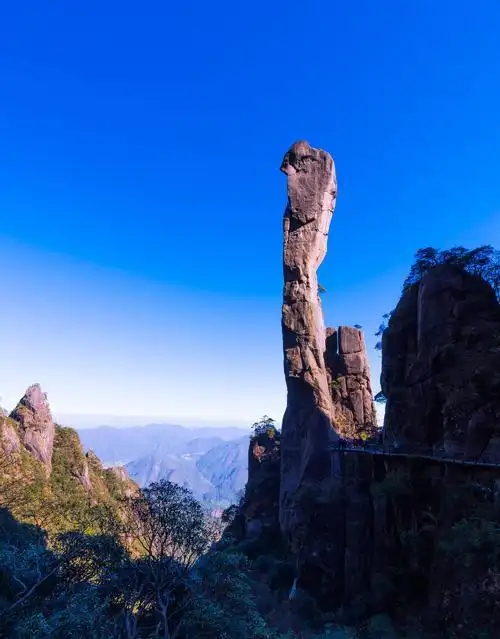 点背的世界遗产,因三人攀登而被毁坏,如今还留有二十六枚岩钉