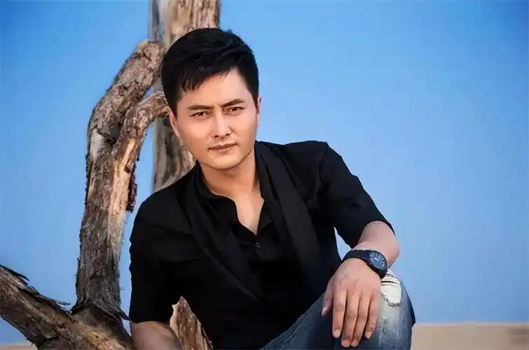 她是云飞前妻,老公星光大道成名后和她离婚,如今独自带女儿生活_克勒