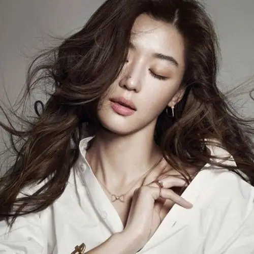 韩国女神全智贤 长烫发发型知性又优雅--时尚--人民网