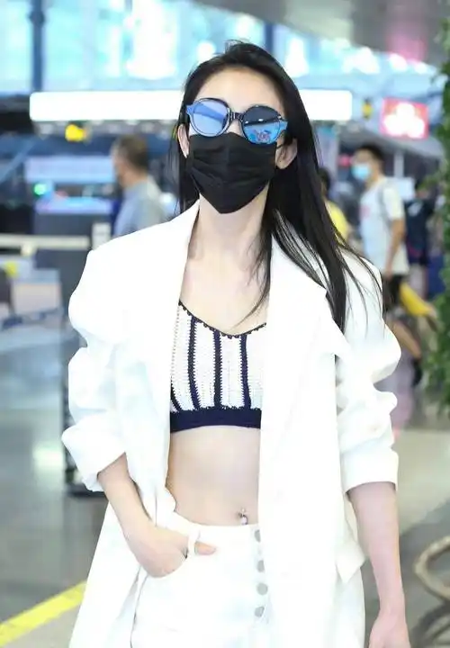 张俪身材好真任性,穿西装配抹胸不算什么,"肚脐上镶钻"才时髦 _时尚_