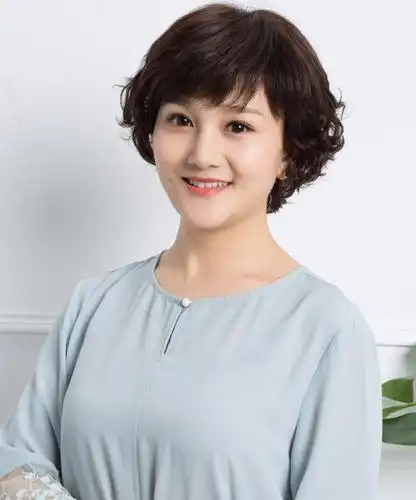 卷发能够很好地修饰脸型,微卷幅度的头发可以若隐若现地遮住脸型