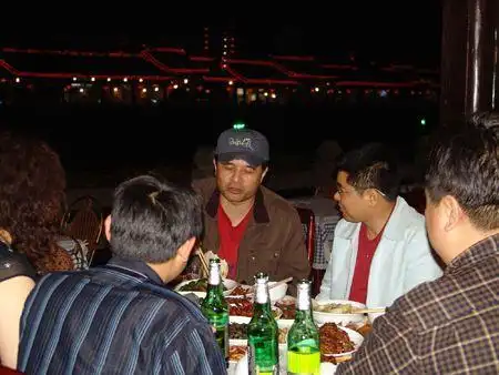 看看老毕现在的饭局就知道老毕过得很凄苦但老毕很欣慰