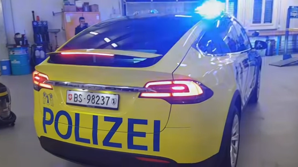 瑞士真有钱啊警局采购7台一百多万的modelx当警车