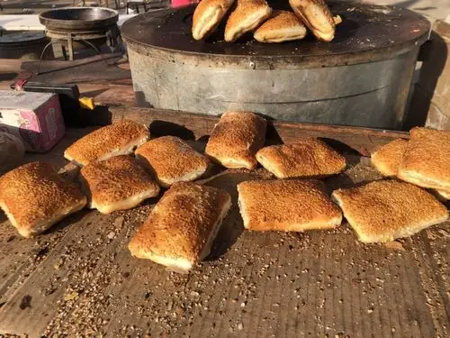 缸炉烧饼,一口下去酥脆掉渣,是石家庄人对家乡的味蕾记忆