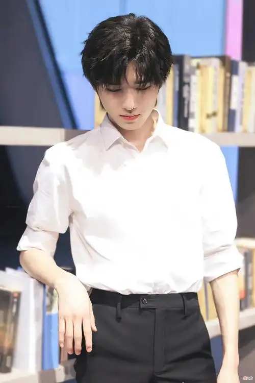 【就爱时尚】宋亚轩的气质真出众,简单的白衬衫,他穿上就很有"贵族感"