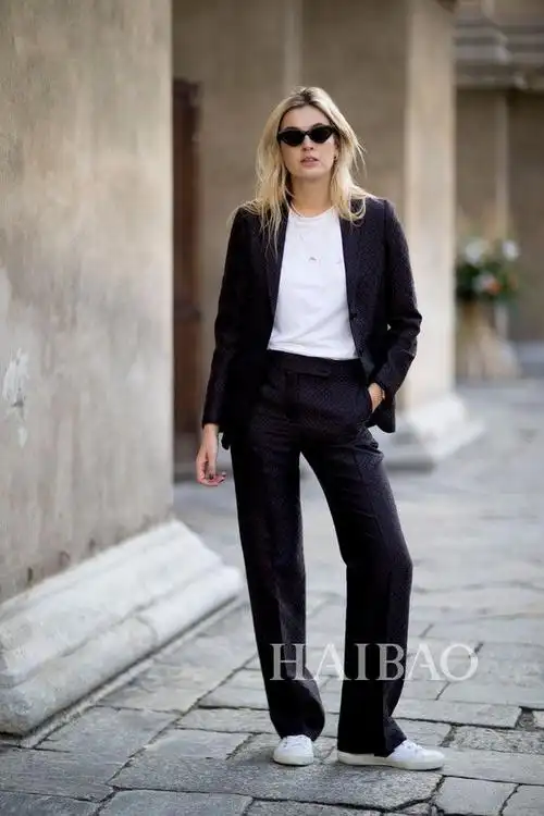 每年都在说的小西服热度竟然只增不减,依旧是欧美街拍的大势单品!