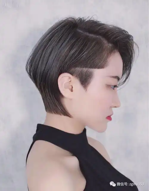 短发变得更具个性微卷的空气卷发搭配潮服很有个性这款发型给人的感觉