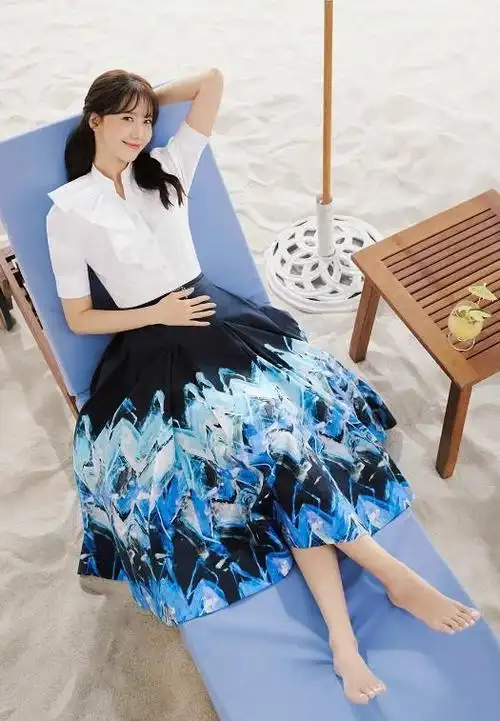 韩国女星林允儿释出全新秋冬形象广告