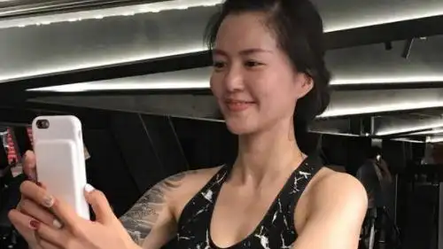 有一种纹身叫谭维维的花臂纹身,霸气十足,网友:社会社会!