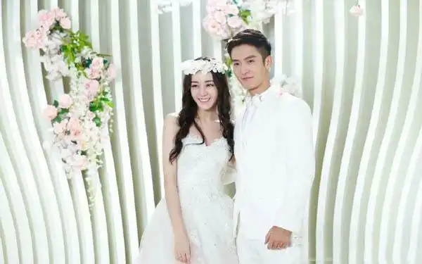 皓宇慧珍甜蜜结婚照抢先看    《漂亮的李慧珍》由迪丽热巴,盛一伦