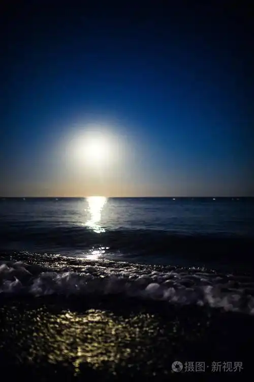 月亮在背景天空反射在海.地中海浪漫之夜