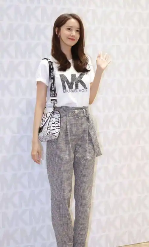 原创林允儿媒体前出丑穿格纹衣现十年如一日美颜鞋底暴露生活状态