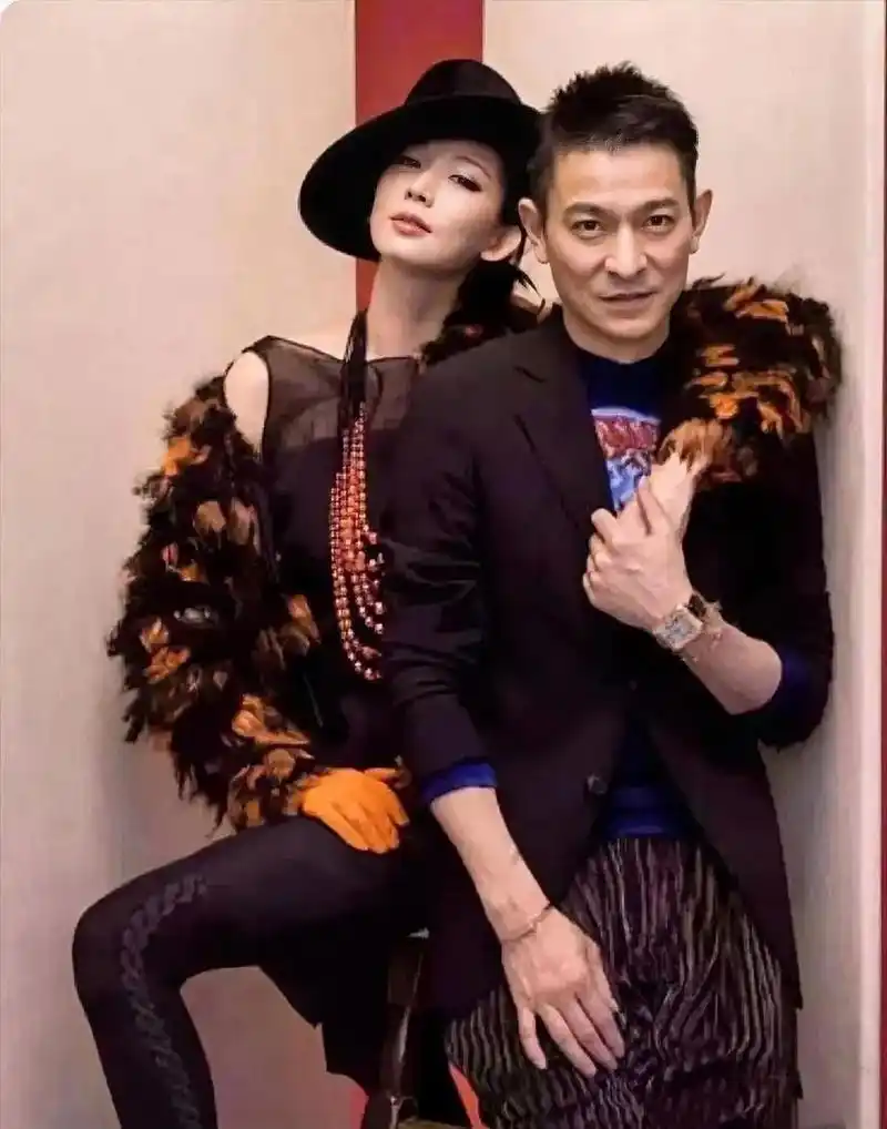 刘德华和他的御用伴舞女郎的亲密合照,这个美女长得神似林志玲.