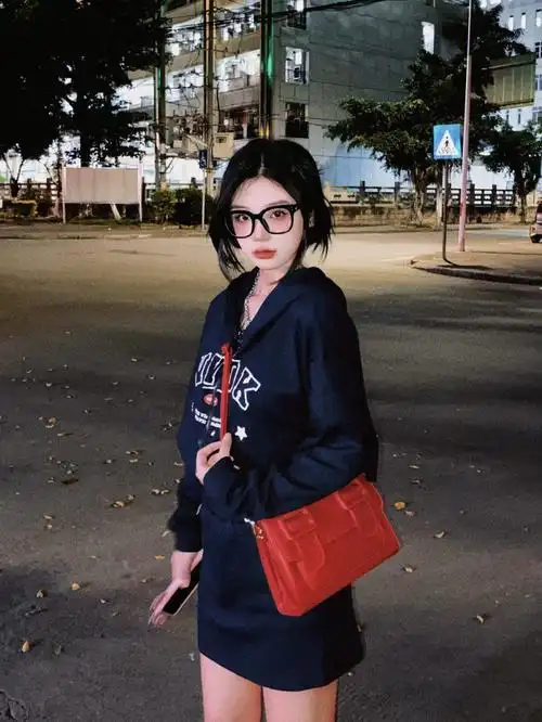 今天是戴眼镜的清纯女高中生