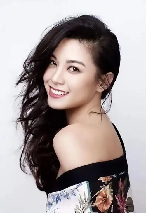 廖碧儿,这位出生于加拿大的华裔女演员,拥有傲人的身材和线条,本世纪