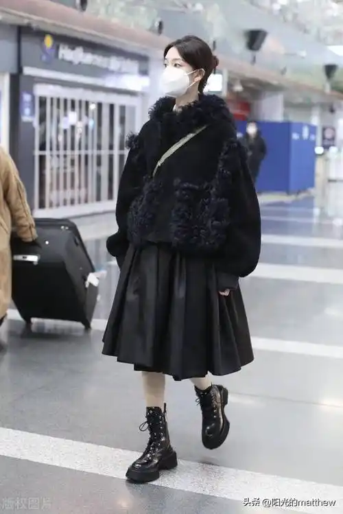 陈瑶抵达首都机场 毛绒外套搭配百褶裙时尚可爱_北京