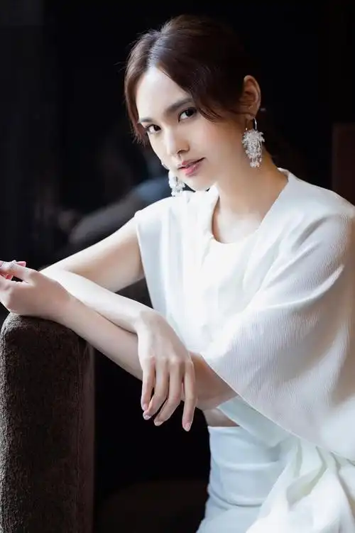 3 / 9 新浪娱乐讯 6月19日,杨丞琳在个人社交网站上上传了一组身穿一