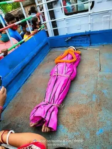 印度21岁女大学生出门上厕所后遇害,尸体被发现时只穿着上衣