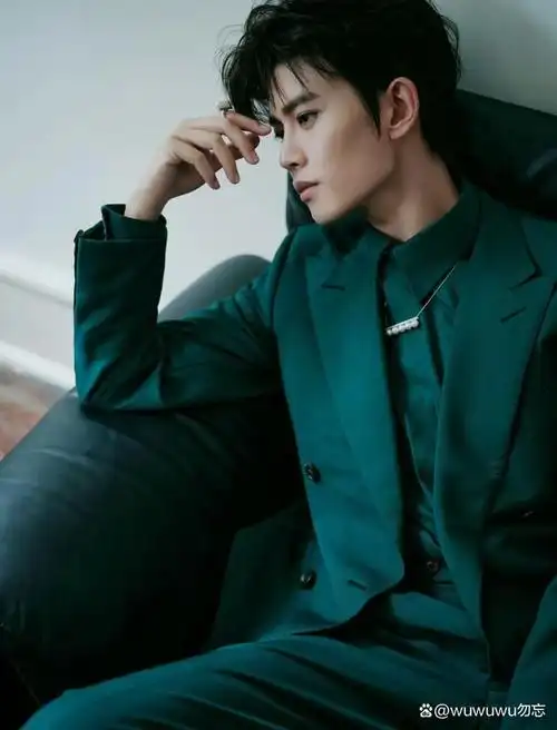 7月27日任嘉伦身着孔雀绿西装亮相上海恒隆广场,参加 tasaki 线下活动