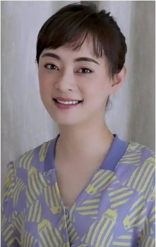孙俪短发扎起马尾好不做作,清纯温柔,好似新生学妹_气质_黑色_衬衣
