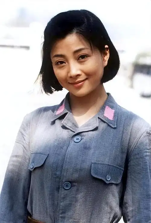 殷桃演员中的女富豪多辆豪车轮流开如今41岁活得潇洒