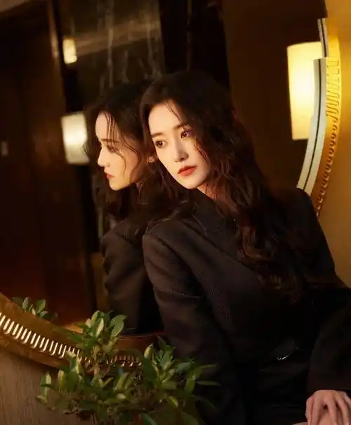 蒋依依西装短裤性感写真