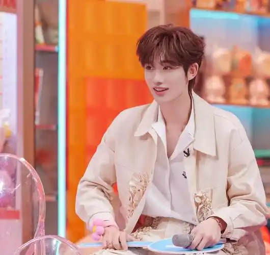 最后一个环节来到好六街最为经典的反应力游戏:"321看这边",作为泼水