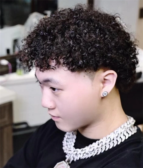 男生短发绵羊卷 酷炫时髦养眼夺目_男生烫发 - 美发站