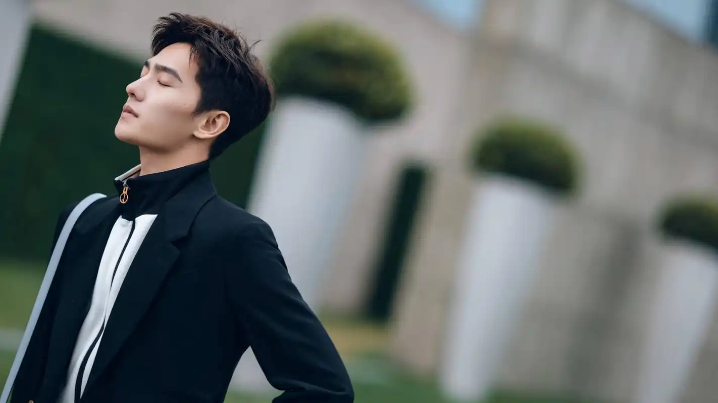 演员杨洋,英俊帅气,品貌非凡,清新俊逸,来看写真照吧