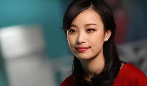 倪妮选择了恩师张艺谋一个是扶持自己上位的资本大佬