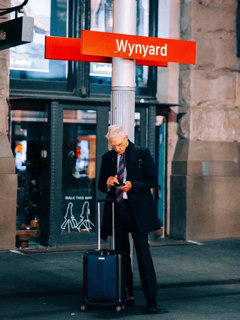 悉尼夜景下的过路人.#悉尼 #悉尼日常 #拍出电影感 #街头 - 抖音