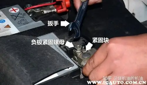 首先打开隔热棉的两个固定纽扣,掀起正负极接头上面红黑两个绝缘罩