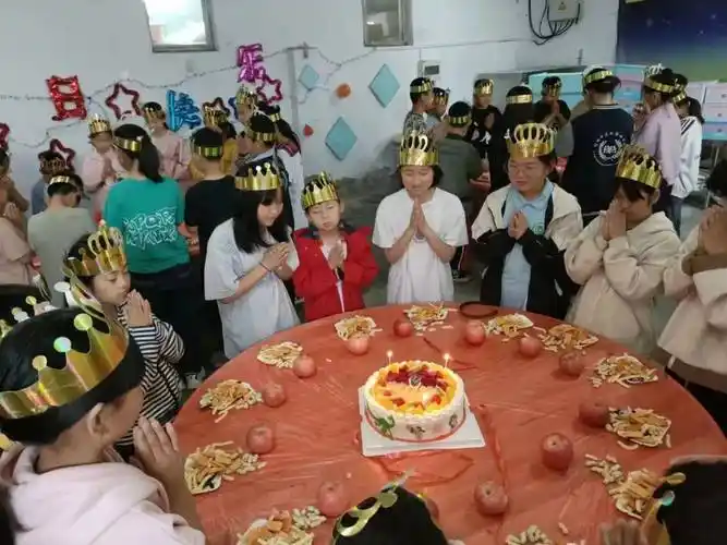 【幸福中原外国语】第328,329,330期学生集体生日留念