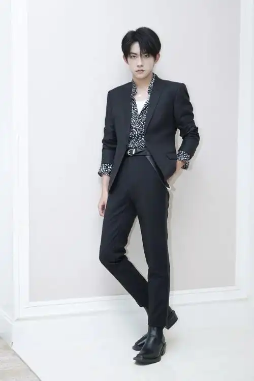 原创易烊千玺真是养成系美男呀!黑西装配花衬衫,儒雅绅士又得体