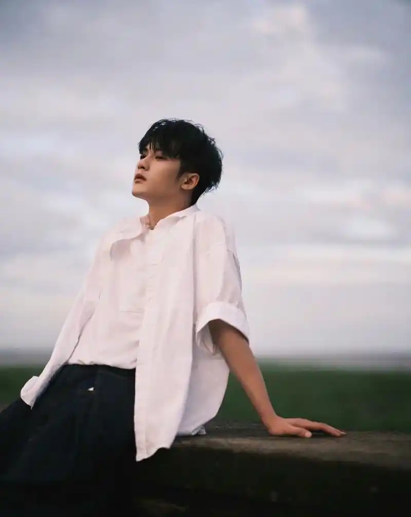 檀健次白衬衫图片:少年感十足