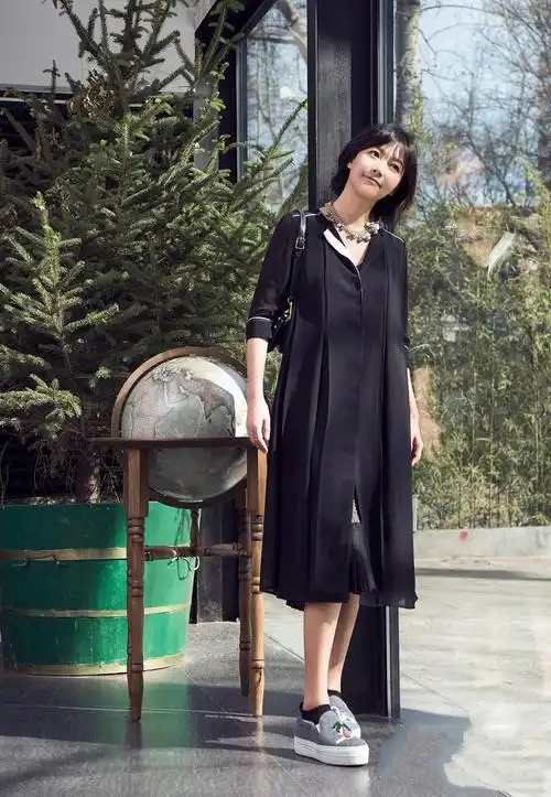 徐静蕾真够自信属于00后的纱裙也敢照搬来穿结果美成邻家妹妹