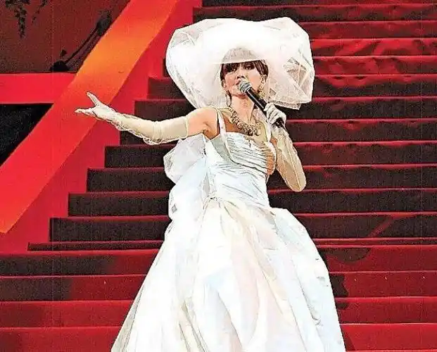 17年前穿带血纸尿裤登台唱倒在刘德华怀里的梅艳芳让人心痛