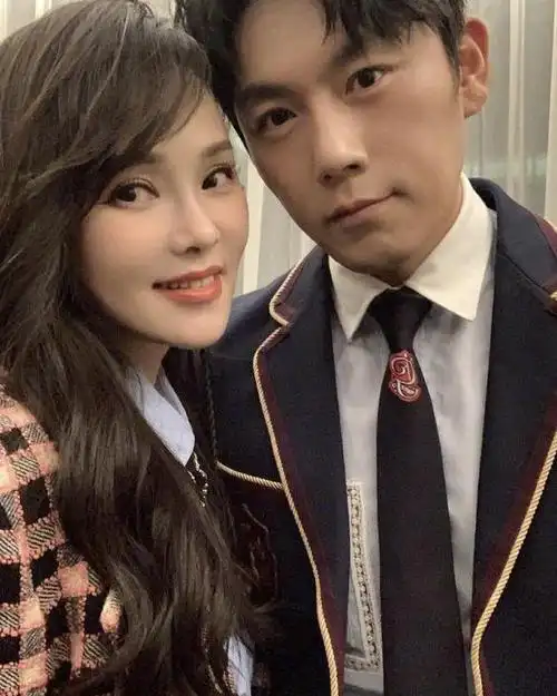 秦昊老婆现身霉霉演唱会,56岁伊能静穿短裙扮可爱,睫毛掉了!