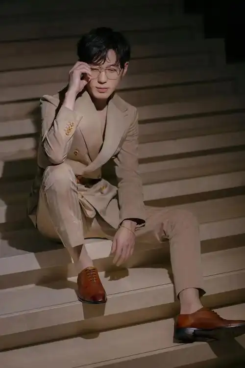 即便里面搭配的也是t恤,不过与上面的几个西装 look 相比,白宇的西装