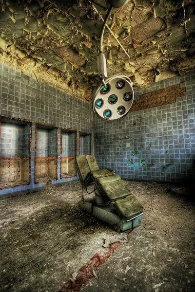 废弃医院,冰冷的医疗设施,残余着的消毒水气味,从窗缝里射进室内不带