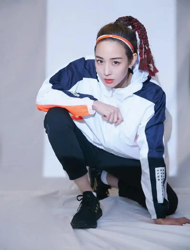 张钧甯脏辫造型,酷帅运动风格写真